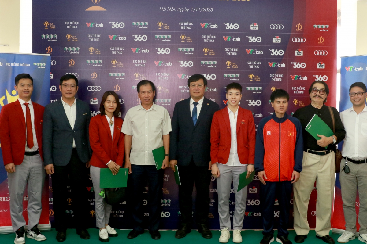 Đại diện thành viên BTC và các VĐV, HLV xuất sắc của thể thao Việt Nam