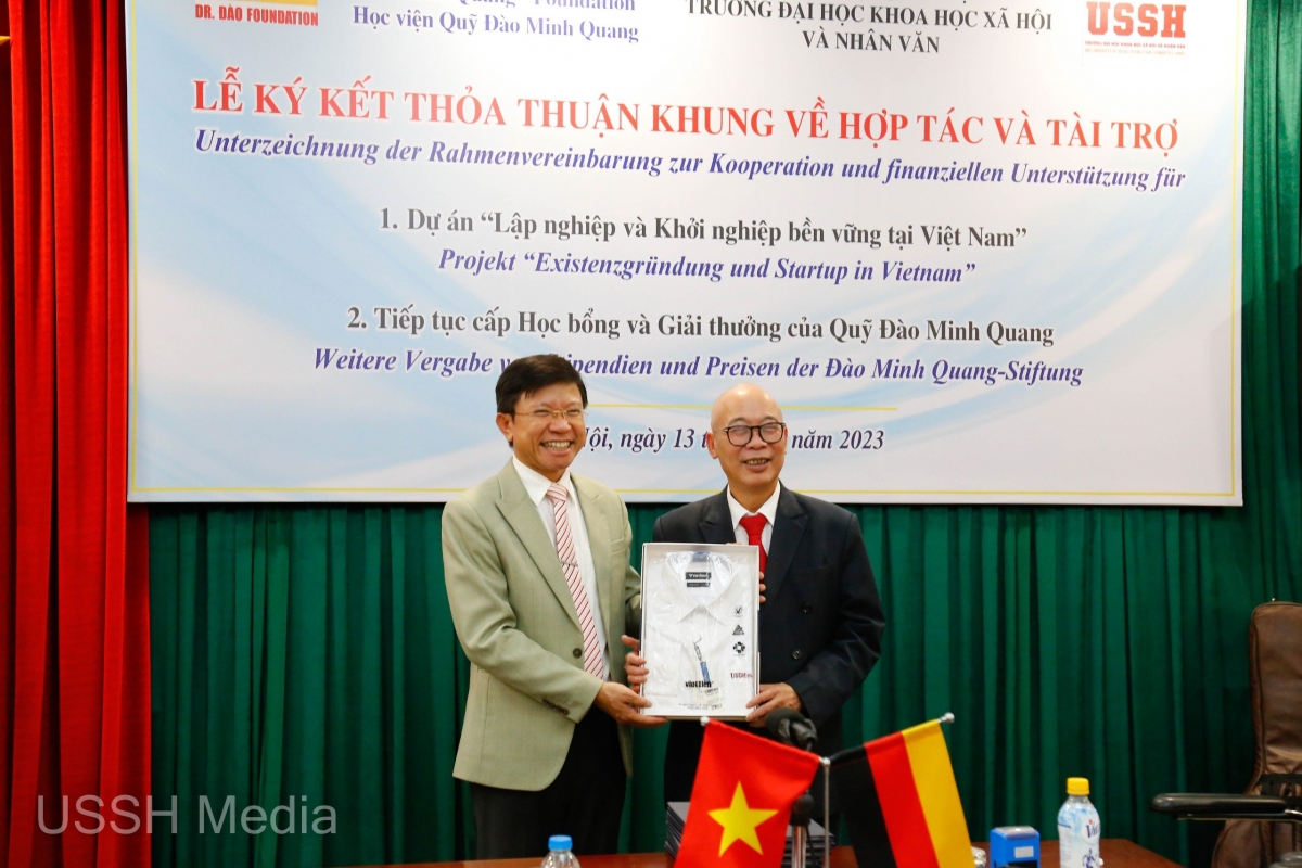 GS.TS Hoàng Anh Tuấn - Hiệu trưởngVNU-USSH và TS Đào Minh Quang trong buổi ký kết thỏa thuận.