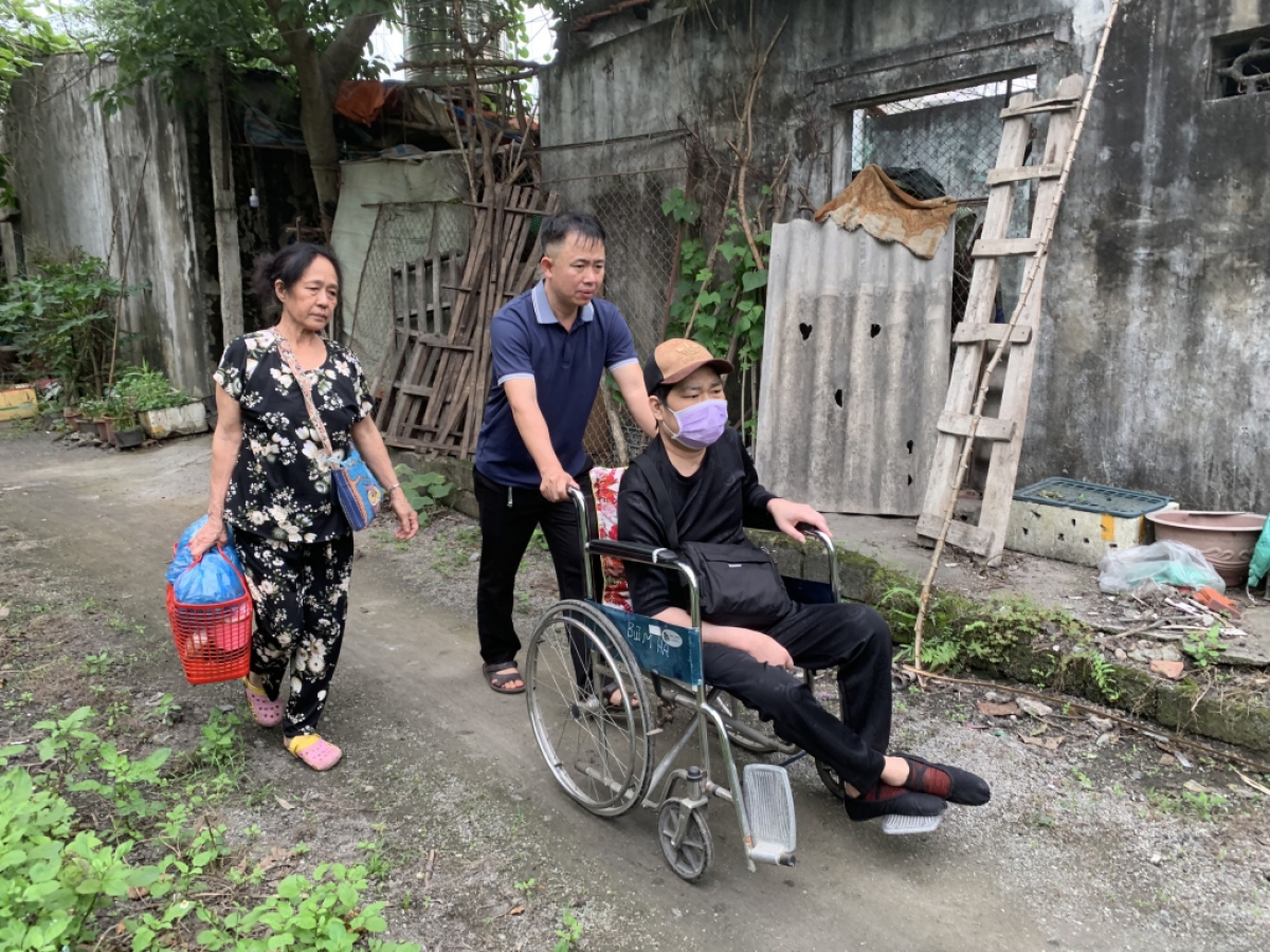 Anh Nguyễn Tiến Huân hỗ trợ đưa Bùi Mạnh Hà đến viện điều trị bệnh