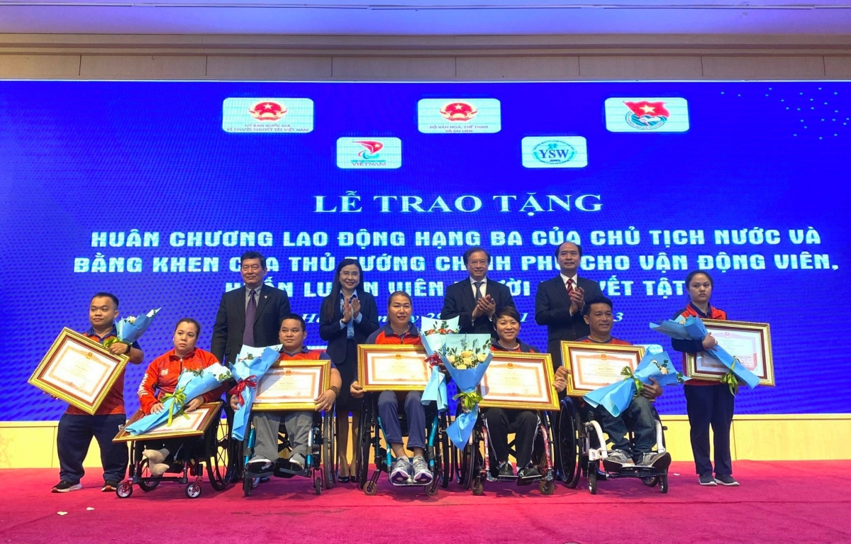 Trao tặng Huân chương, Bằng khen cho các huấn luyện viên, vận động viên thể thao người khuyết tật.