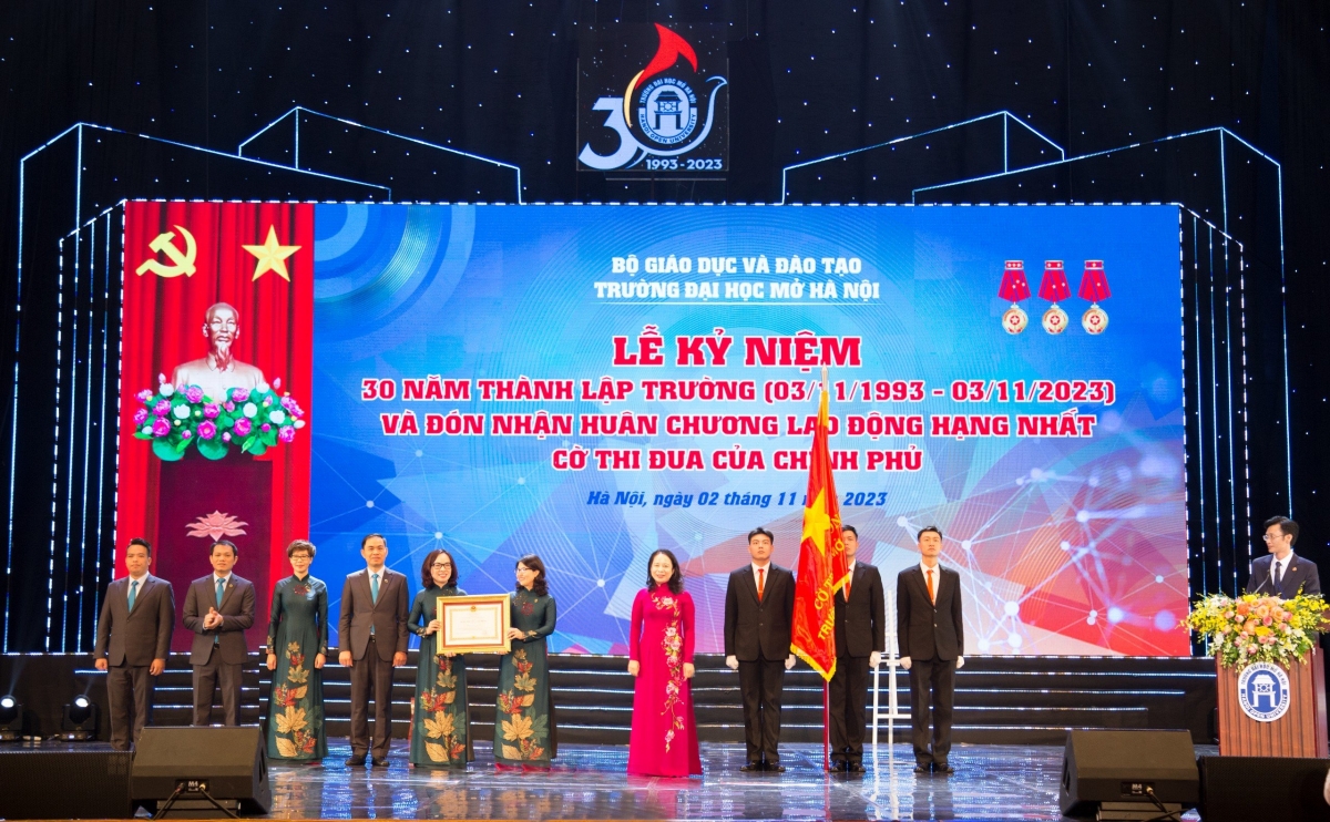 Trường Đại học Mở Hà Nội đón nhận Huân chương Lao động hạng Nhất, Cờ thi đua của Chính phủ.