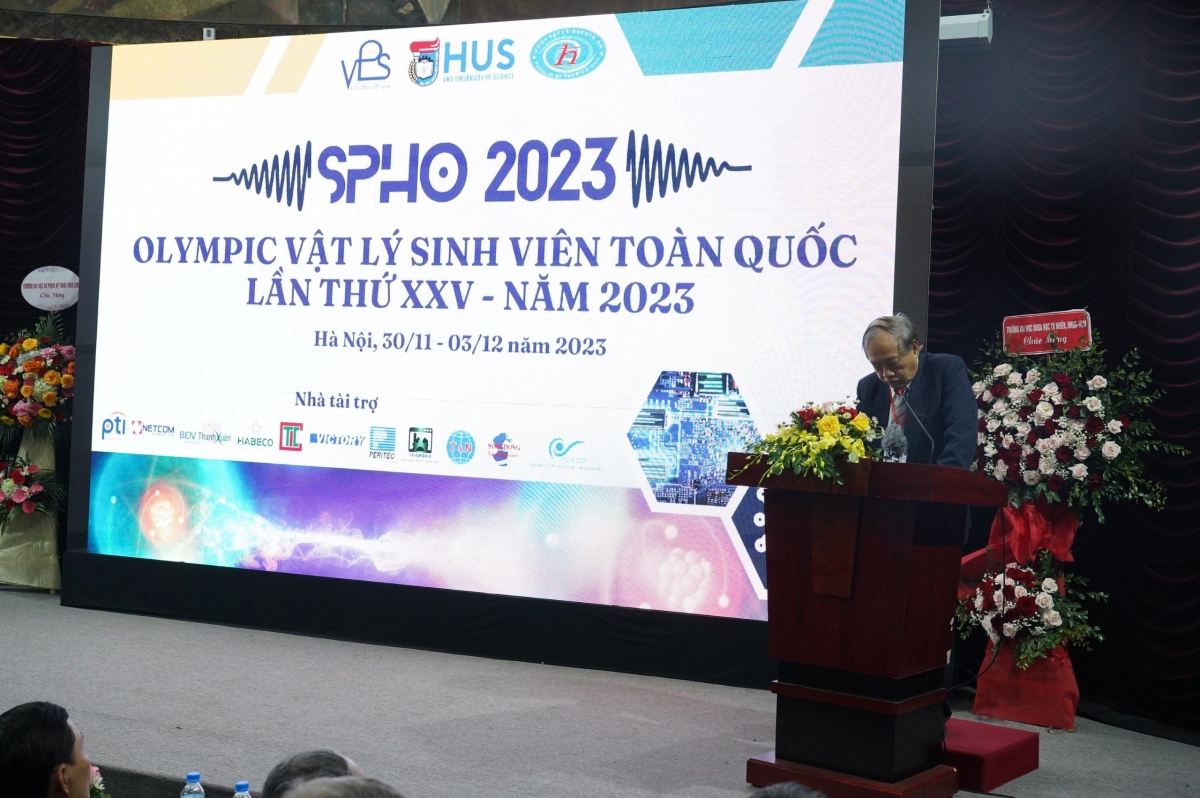 Phó Chủ tịch thường trực Hội Vật lý Việt Nam PGS.TS Chu Đình Thúy phát biểu khai mạc 
