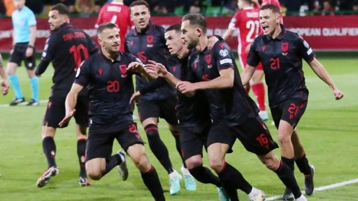 Niềm vui của các cầu thủ Albania sau khi chính thức giành vé dự EURO 2024. (Ảnh Internet)