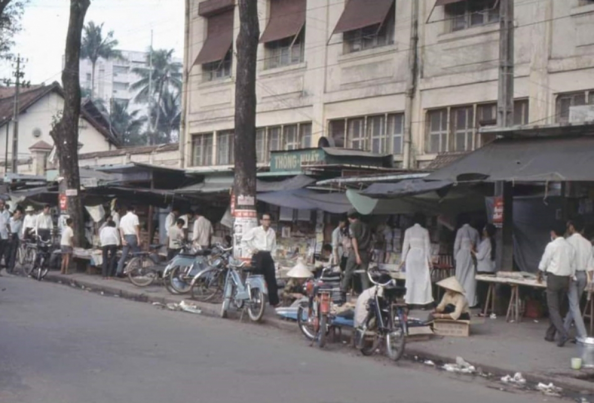 Phố sách báo trên đường Lê Lợi - Sài Gòn trước năm 1975 (nay là Q.1, TP.Hồ Chí Minh). Ảnh: Tư liệu.