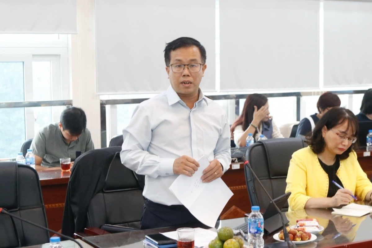 Nhà báo Lại Bá Hà, Phó Tổng biên tập Báo Hà Nội Mới tham luận.