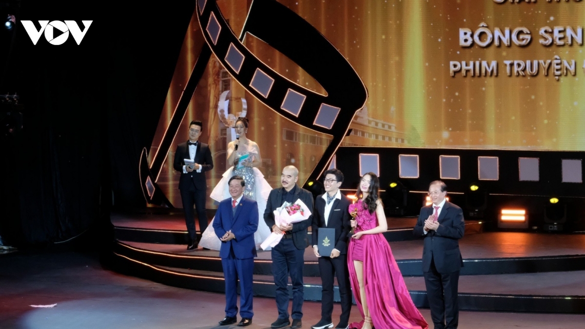 Đạo diễn Bùi Thạc Chuyên cùng ekip của “Tro tàn rực rỡ” nhận giải Bông Sen Vàng. 