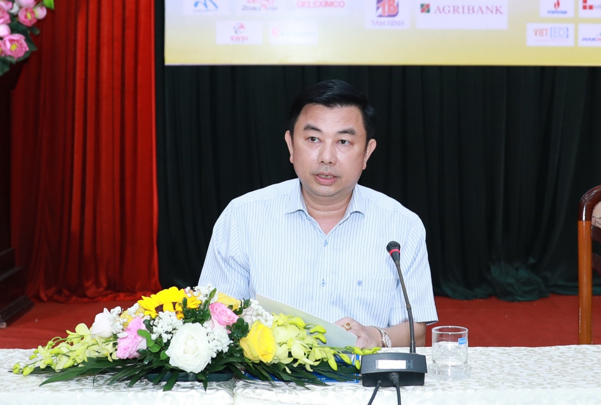 Ông Nguyễn Minh Đức, TBT báo Hà Nội Mới, Trưởng BTC giải chia sẻ thông tin tại họp báo