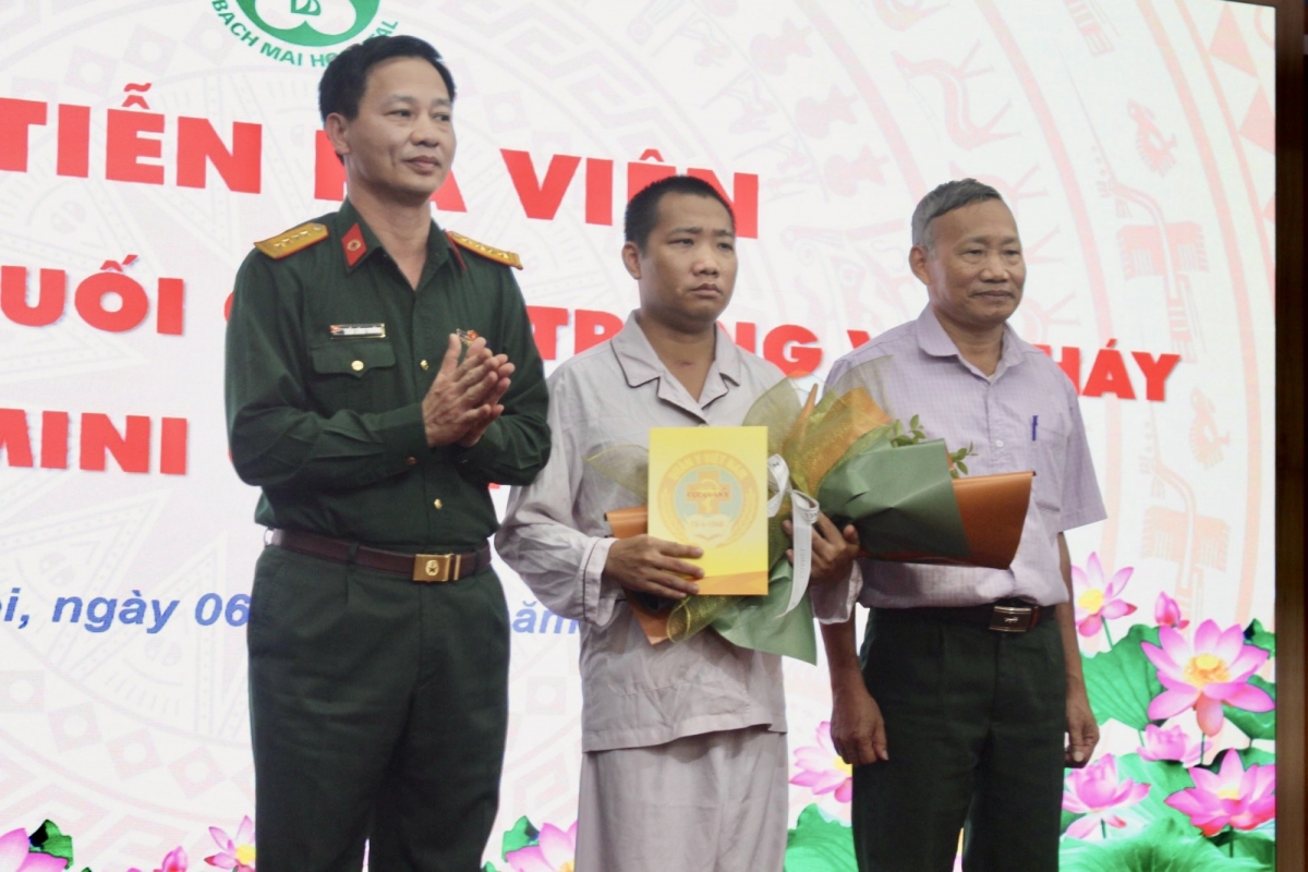 Anh Nguyễn Văn Chương cùng đồng đội và người thân trong lễ ra viện