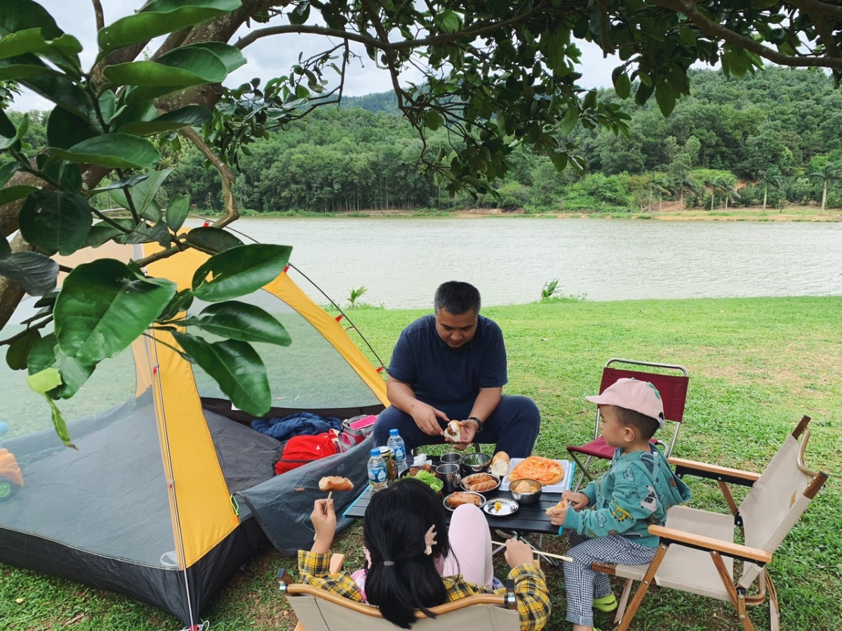 Anh Lê Đồng Thành và 2 con cắm trại ở huyện Sóc Sơn, Hà Nội