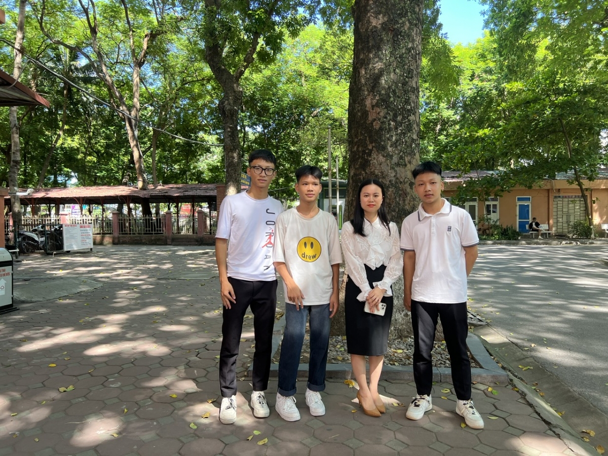 Chị Trần Thị Hường và các em học sinh lớp 12 trường THPT Lương Thế Vinh 