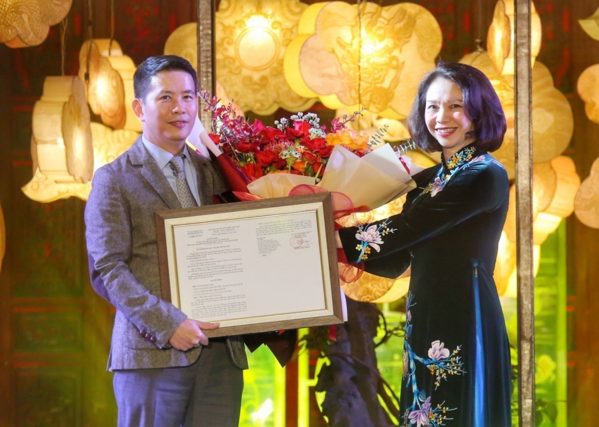 Trao quyết định công nhận khu du lịch cấp thành phố khu vực quận Hoàn Kiếm-phụ cận và khu Phố cổ. (Ảnh: Tuấn Đức)