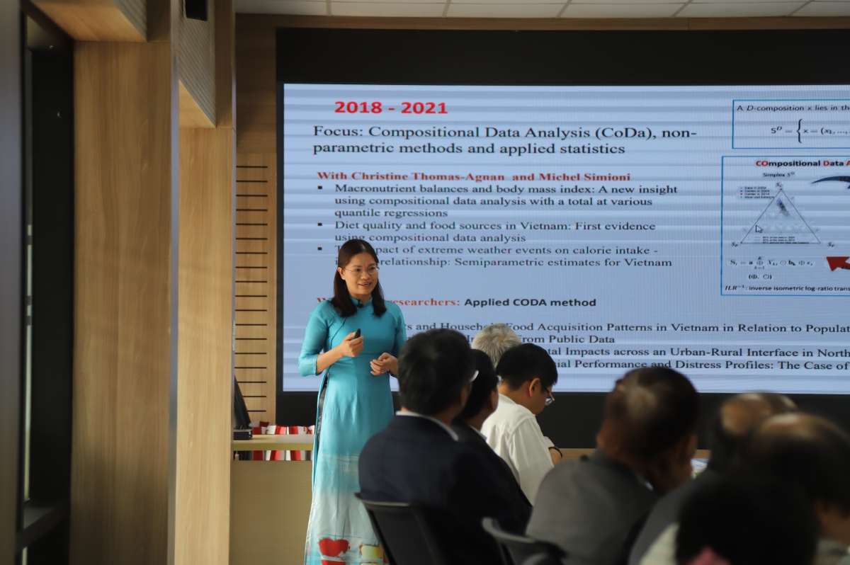 TS. Trịnh Thị Hường trình bày về các kết quả nghiên cứu và hợp tác với giáo sư Christine Thomas-Agnan - Đại học Toulouse