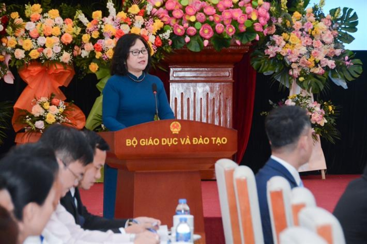 Thứ trưởng Ngô Thị Minh phát biểu tại buổi gặp mặt 58 nhà giáo tiêu biểu xuất sắc tham dự Chương trình "chia sẻ cùng thầy cô" năm 2023