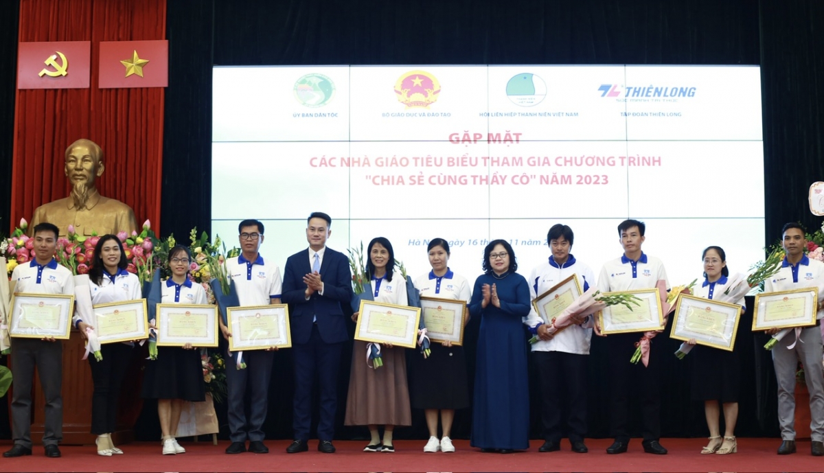 Thứ trưởng Bộ GDĐT Ngô Thị Minh và đồng chí Nguyễn Kim Quy, Phó Chủ tịch thường trực TƯ Hội LHTN Việt Nam trao tặng bằng khen cho các thầy cô giáo