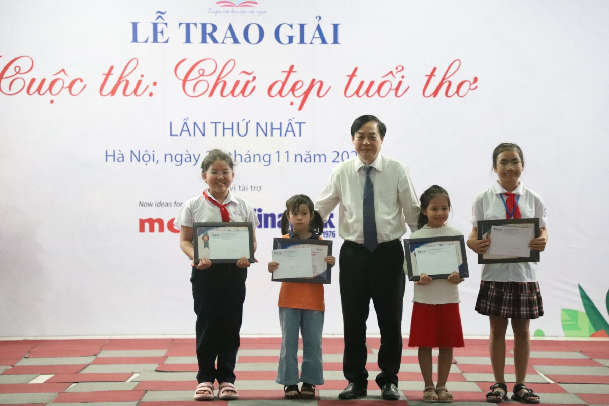 Ông Hà Đình Bốn - Phó Chủ tịch Hội Bảo vệ quyền trẻ em Việt Nam trao giải cho 4 thí sinh đoạt giải Nhì.