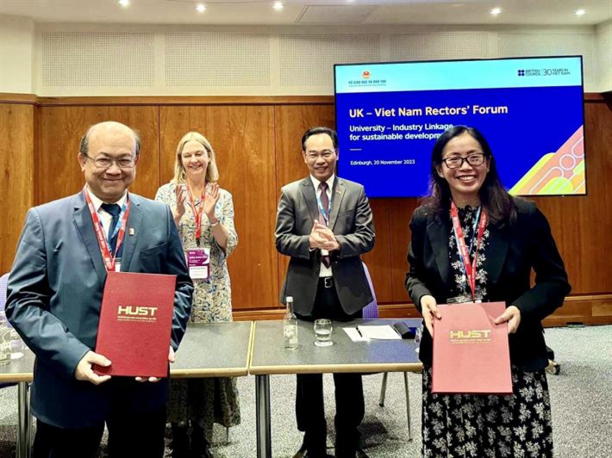 Thứ trưởng Hoàng Minh Sơn chứng kiến trao MOU của Đại học Bách khoa Hà Nội và đối tác Vương quốc Anh tại Diễn đàn Hiệu trưởng Đại học Việt Nam - Vương quốc Anh