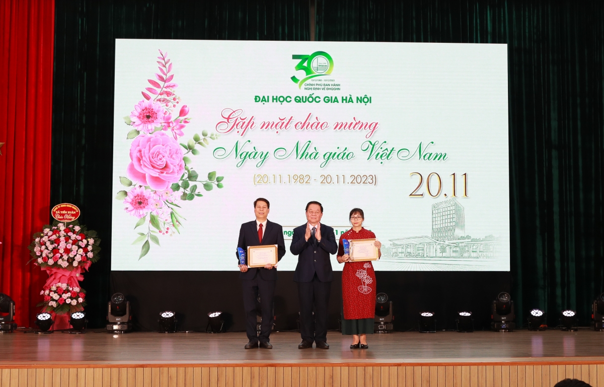 Trưởng ban Tuyên giáo Trung ương Nguyễn Trọng Nghĩa trao giải thưởng “Nhà giáo xuất sắc ĐHQGHN năm 2023” cho  2 nhà giáo 