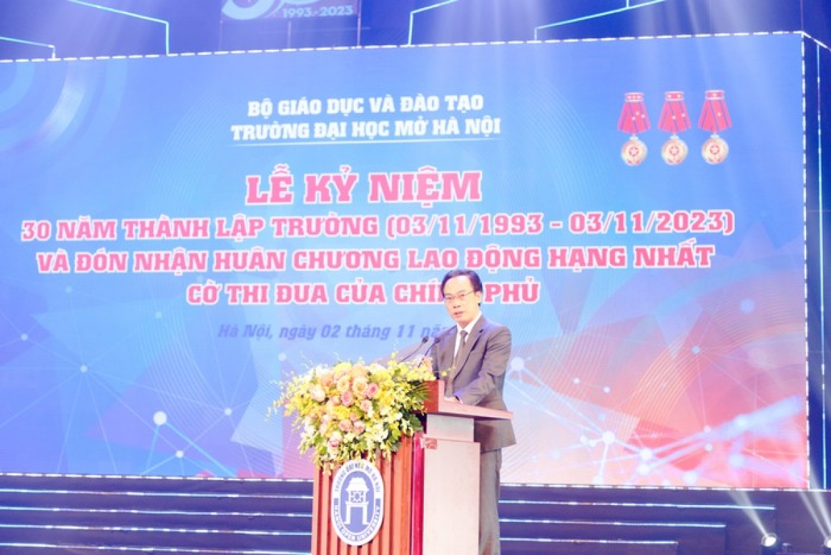 Thứ trưởng Bộ GD-ĐT Hoàng Minh Sơn phát biểu chúc mừng Trường Đại học Mở Hà Nội