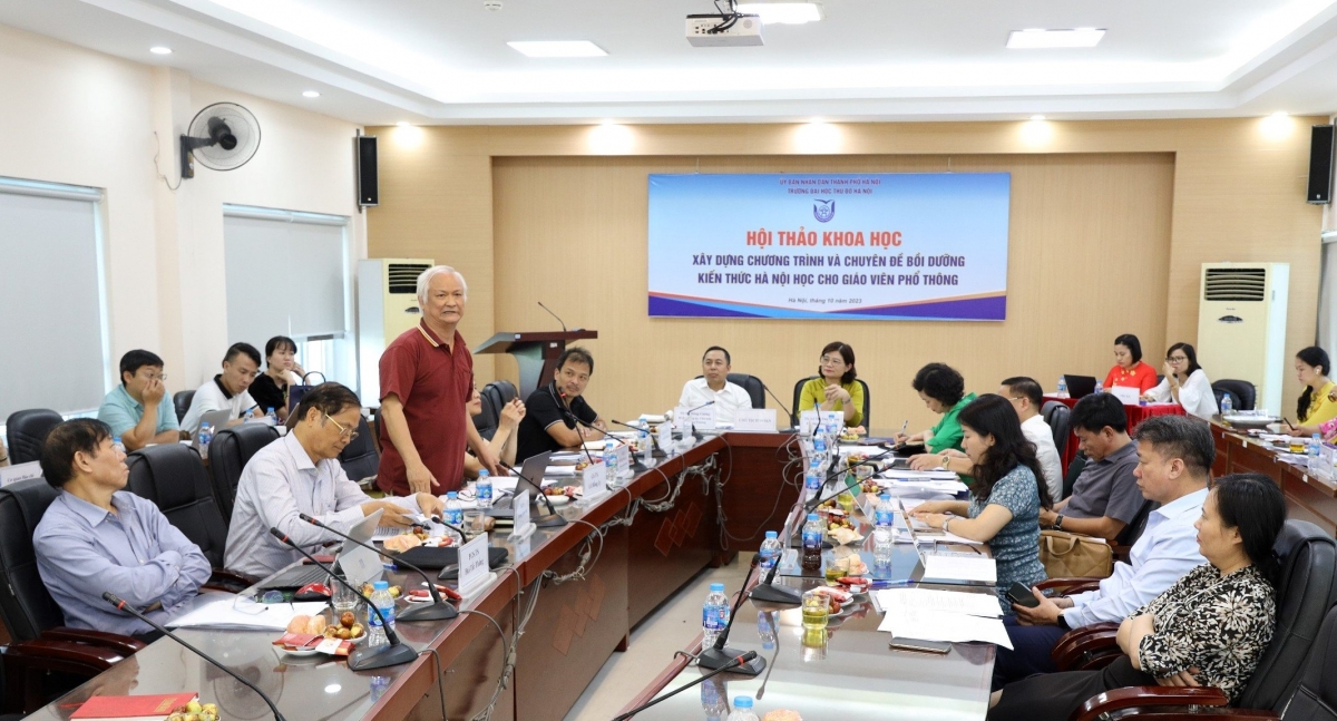 Các nhà khoa học, nhà nghiên cứu Hà Nội và thầy cô giáo đóng góp ý kiến xây dựng để "Hà Nội học" phát huy hiệu quả khi đưa vào giảng dạy ở các trường phổ thông tại Hà Nội.