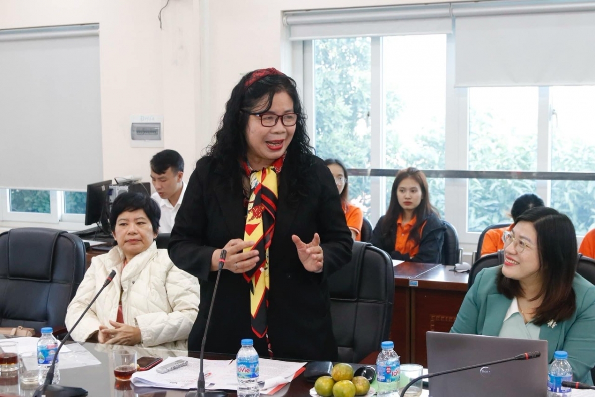 PGS.TS Lê Thị Bích Hồng, nguyên Phó Vụ trưởng Vụ Văn hóa Văn nghệ, Ban Tuyên giáo TƯ phát biểu.