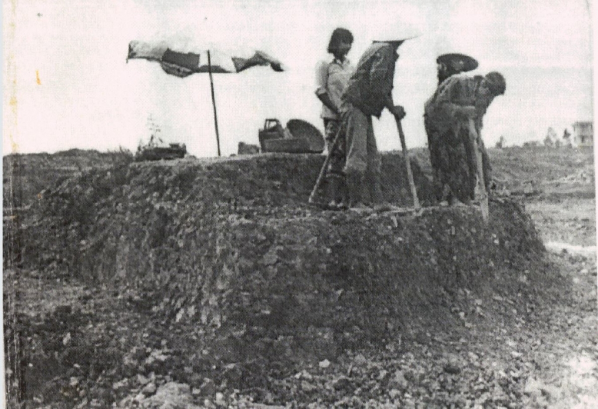 Các nhà khảo cổ tham gia khai quật tại hồ Ngọc Khánh năm 1983. Ảnh: Bảo tàng HN