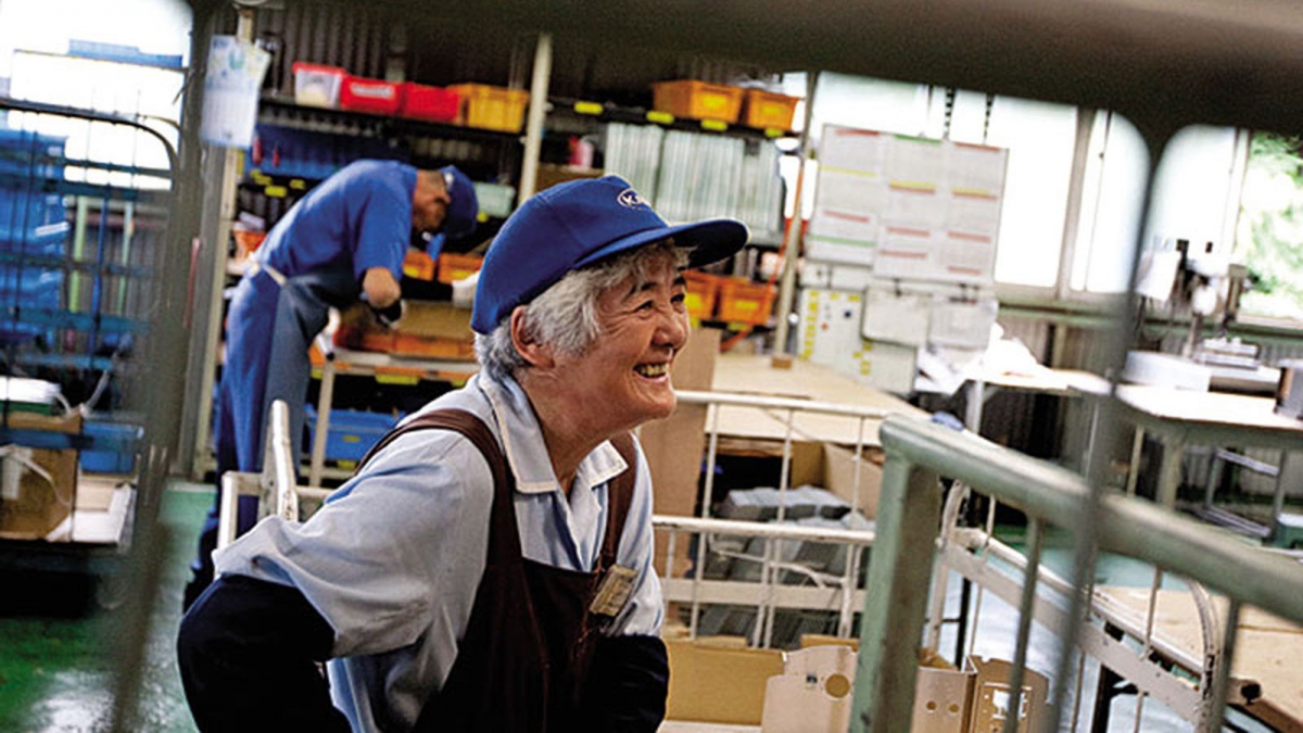 Ở các nước già hóa dân số cao, người cao tuổi vẫn tham gia lao động (Ảnh: Internet)