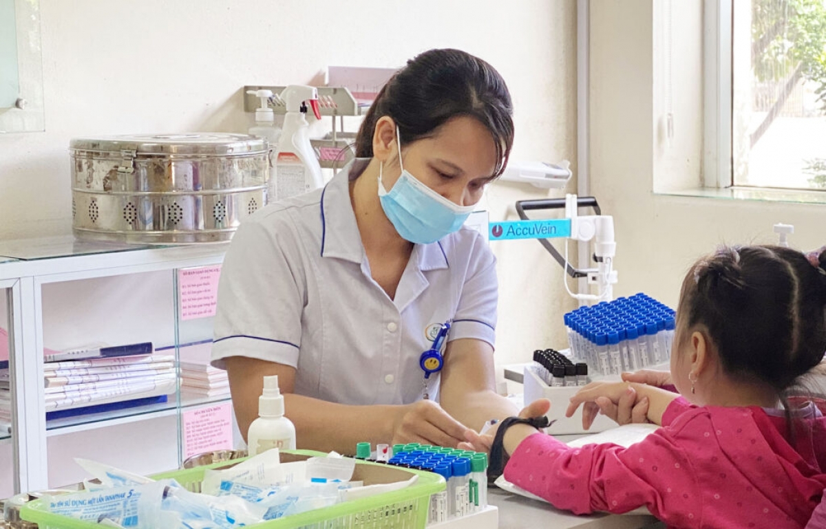 Trẻ đến khám cúm A tại BV Sản nhi tỉnh Quảng Ninh