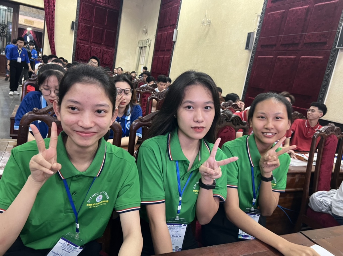 Phạm Thị Hà Vy sinh viên khoa Vật lý trường ĐH Quy Nhơn ( ngồi giữa ) và những đồng đội của em tham gia Olympic vật lý 2023 