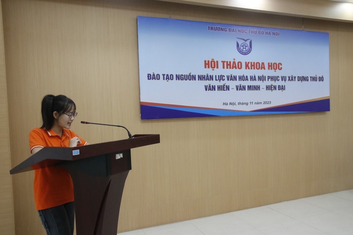 Đại diện sinh viên Trường Đại học Thủ đô Hà Nội tham luận.