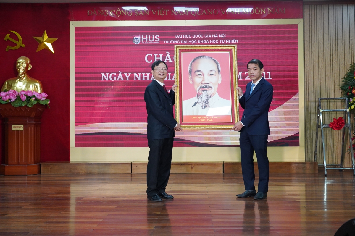 Đồng chí Vũ Thanh Mai, Phó Trưởng ban Tuyên giáo Trung ương tặng quà lưu niệm cho Trường ĐHKHTN - ĐHQGHN 
