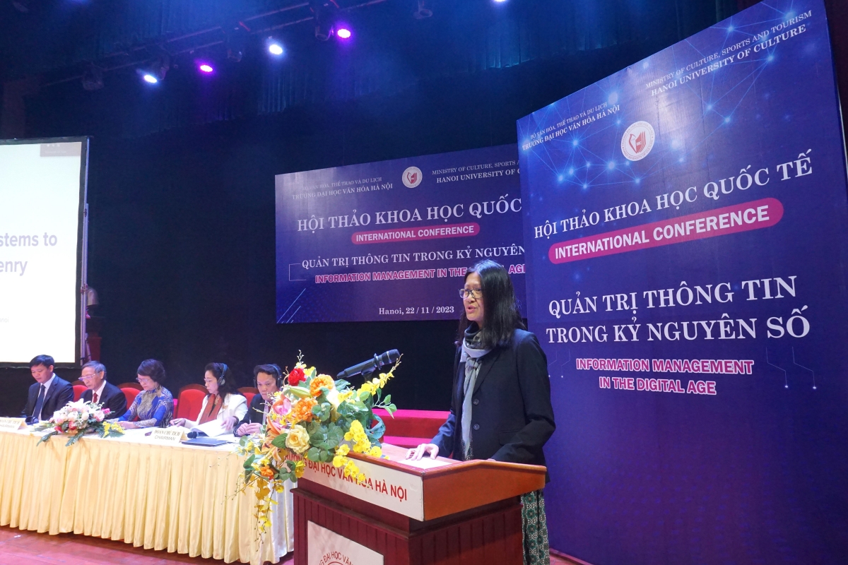 Bà Elenita Tapawan, Giám đốc Phụ trách các Trung tâm Hoa Kỳ tại khu vực, Đại sứ quán Hoa Kỳ tại Hà Nội trình bày tham luận tại Hội thảo 