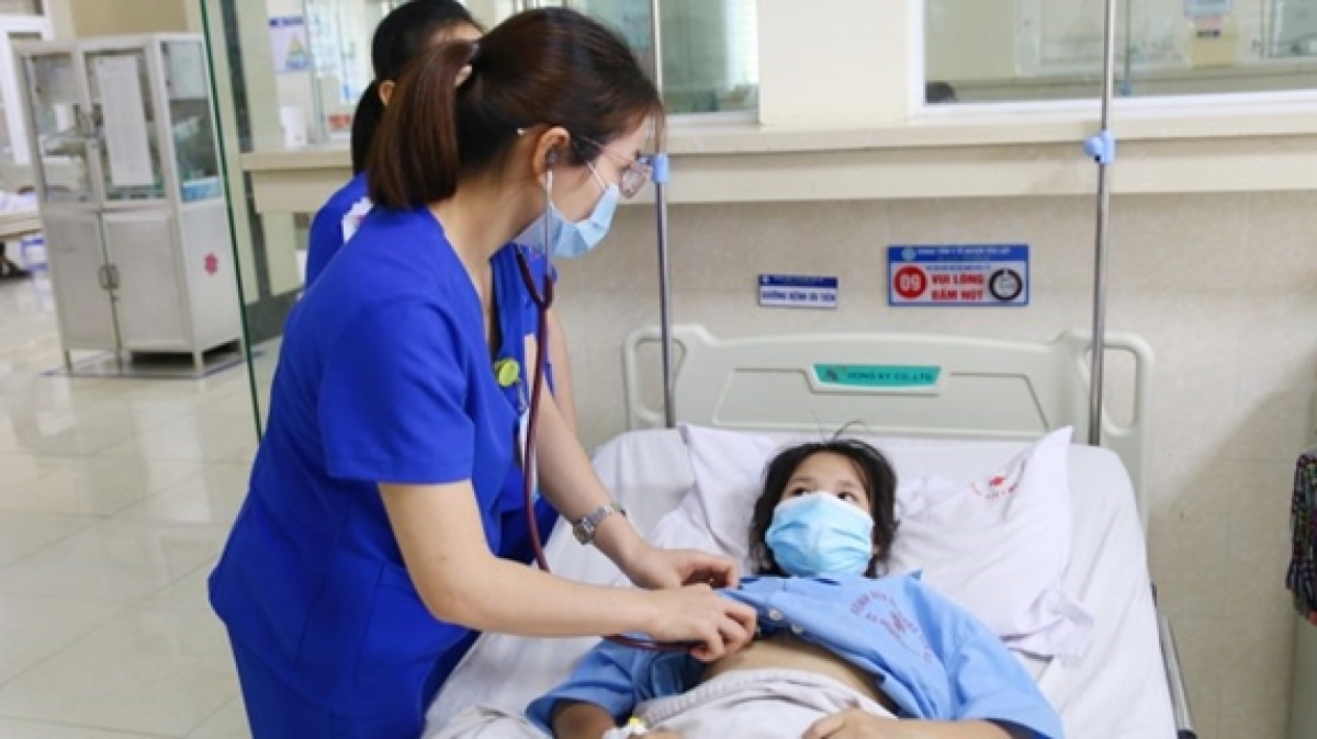 Trung tâm Y tế huyện Yên Lập (tỉnh Phú Thọ) cấp cứu cho một bệnh nhân tự ý dùng thuốc điều trị
