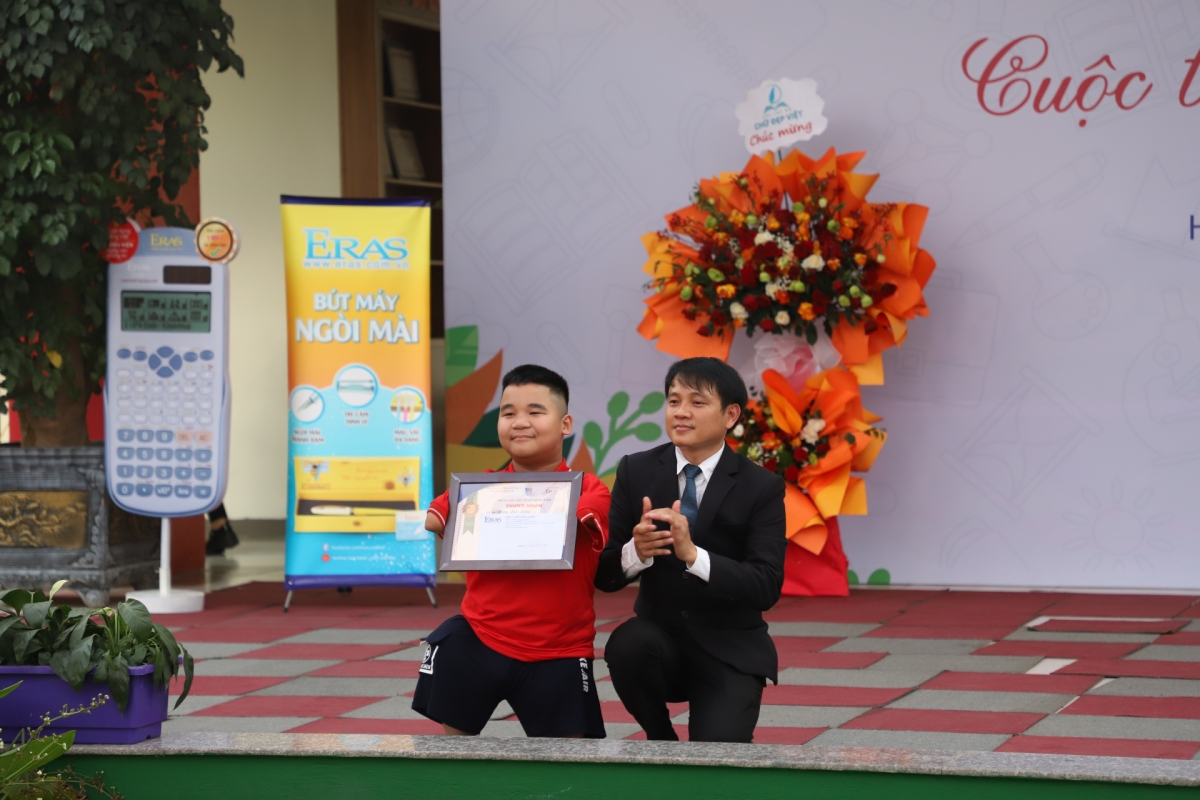 Thí sinh Hoàng Quốc Hưng - Lớp 5B - Trường Tiểu học số 2 Minh Lập (Thái Nguyên) nhận giải Nghị lực của cuộc thi