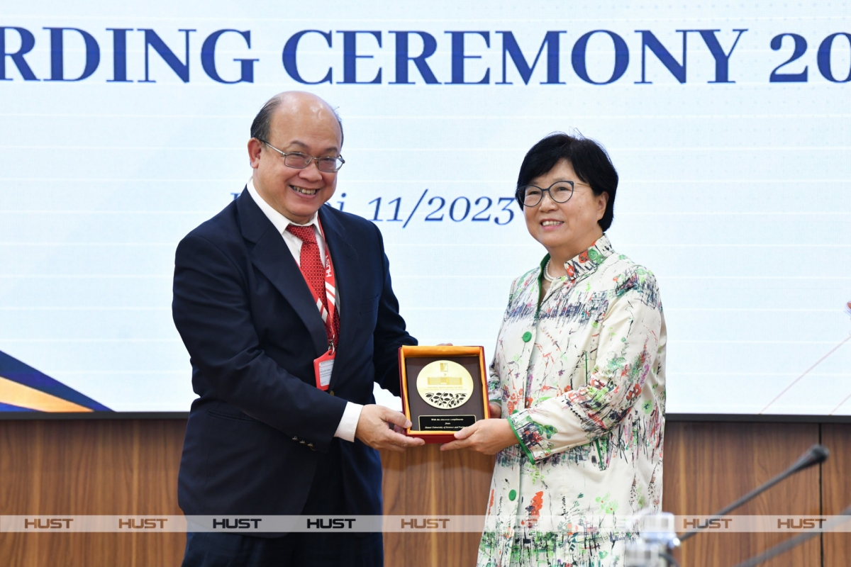 PGS. Huỳnh Quyết Thắng (trái), Giám đốc Đại học Bách khoa Hà Nội tặng quà lưu niệm cho Bà Kim Sun Uk, Chủ tịch Quỹ POSCO TJ Park