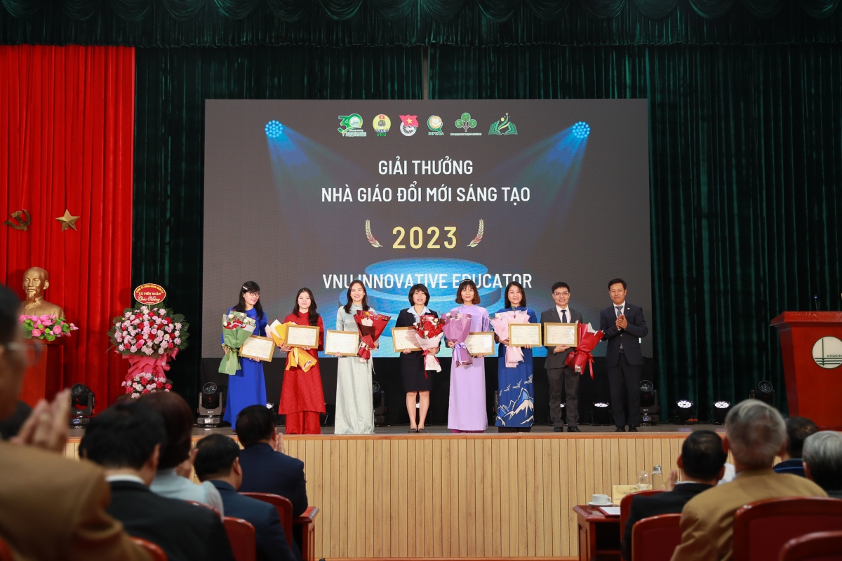 Giám đốc ĐHQGHN Lê Quân trao tặng giải thưởng cho các nhà giáo đổi mới sáng tạo