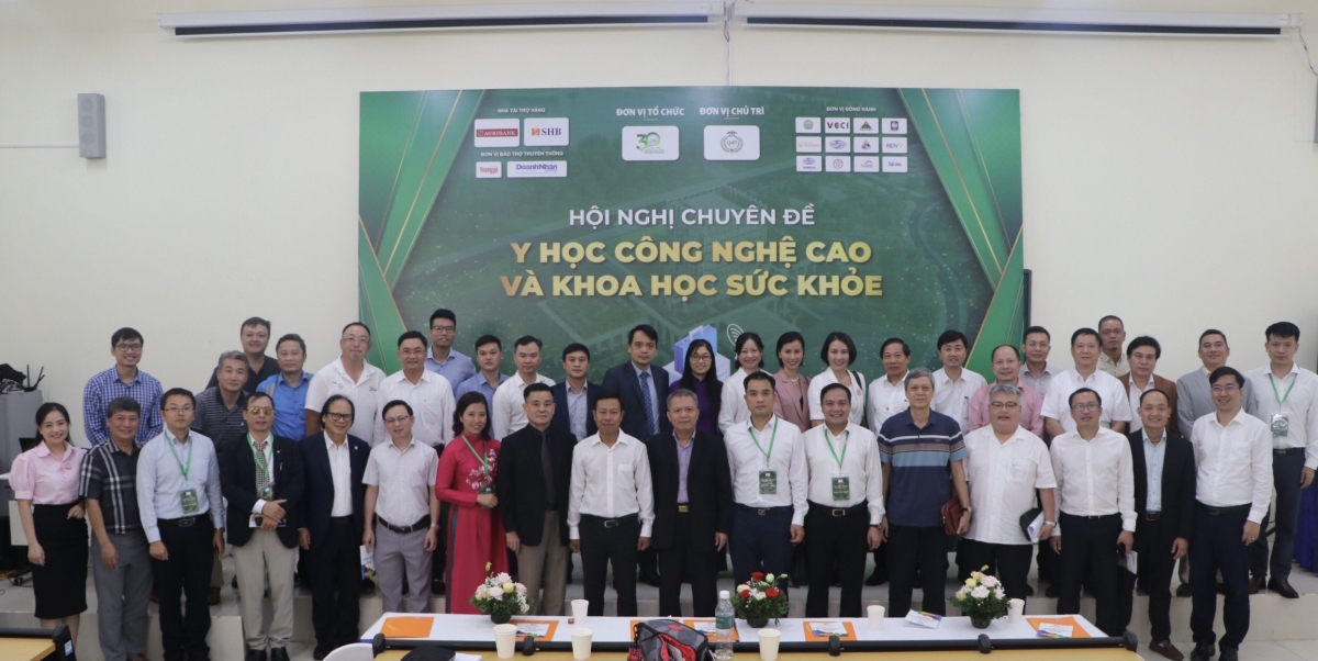 Phó Giám đốc ĐHQGHN Phạm Bảo Sơn cùng các lãnh đạo một số Ban chức năng tham dự Hội thảo