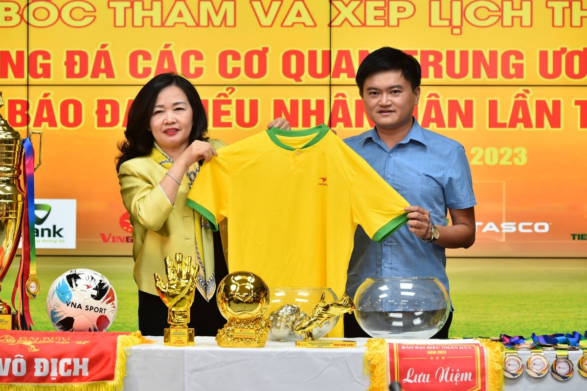 Bà Phạm Thị Thanh Huyền - Tổng Biên tập Báo Đại biểu nhân dân, Trưởng ban tổ chức giải cùng đại điện nhà tài trợ Vina Sport.   