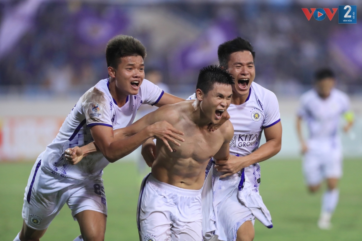 Tuấn Hải lập cú đúp giúp Hà Nội FC lội ngược dòng kịch tính