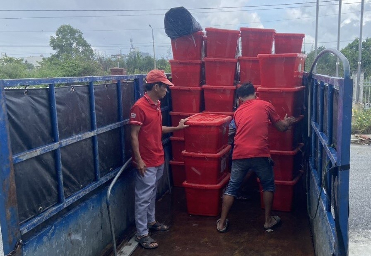 Những thùng hàng của Hội Chữ thập đỏ Việt Nam được bốc xếp và vận chuyển vào tỉnh Thừa Thiên - Huế ngay trong đêm 16/11 để kịp thời trao đến tay người dân bị ảnh hưởng bởi mưa lũ