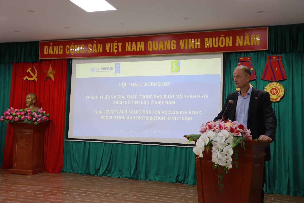 Ông Patrichk Havemment, Phó đại diện UNDP tại Việt Nam là người tâm huyết với việc cải thiện cơ hội tiếp cận sách cho người khuyết tật