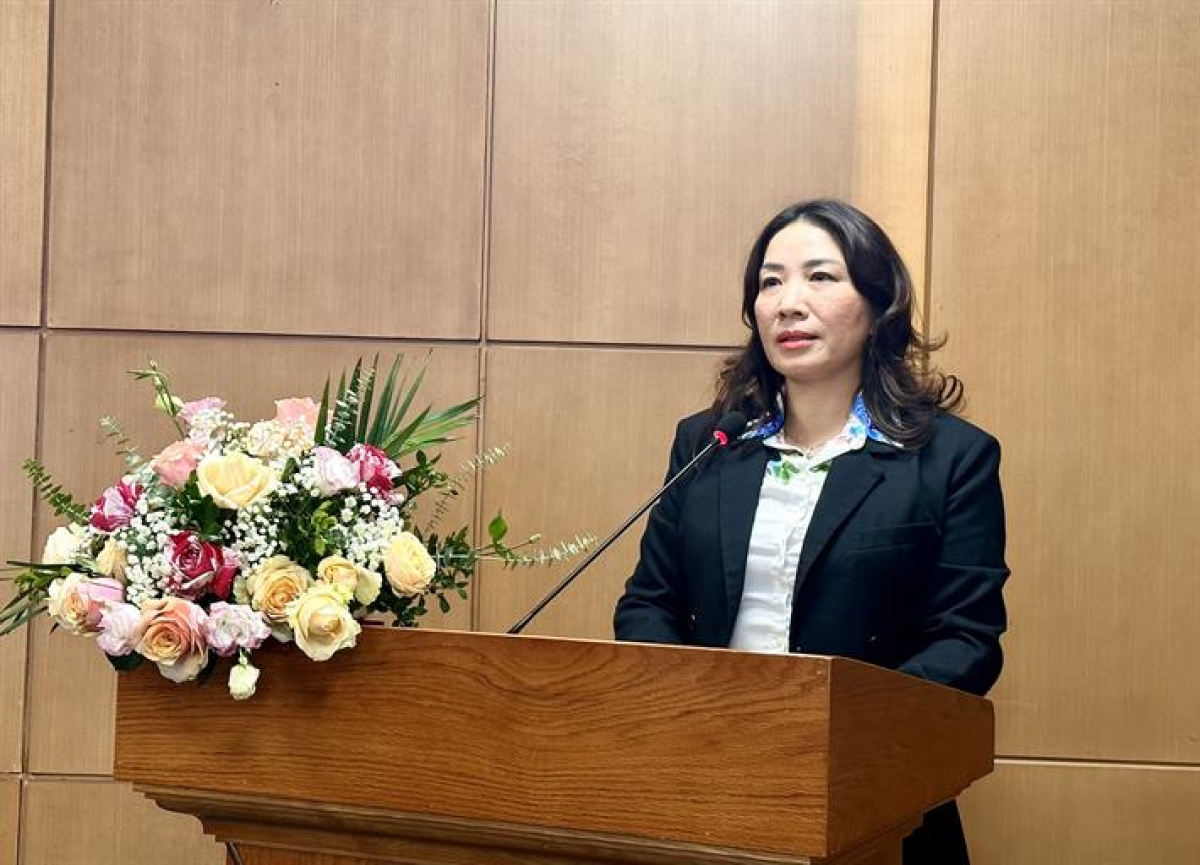 Bà Lê Thị Hằng, Phó Vụ trưởng Vụ Giáo dục Thường xuyên (Bộ GD-ĐT) báo cáo tại Hội nghị