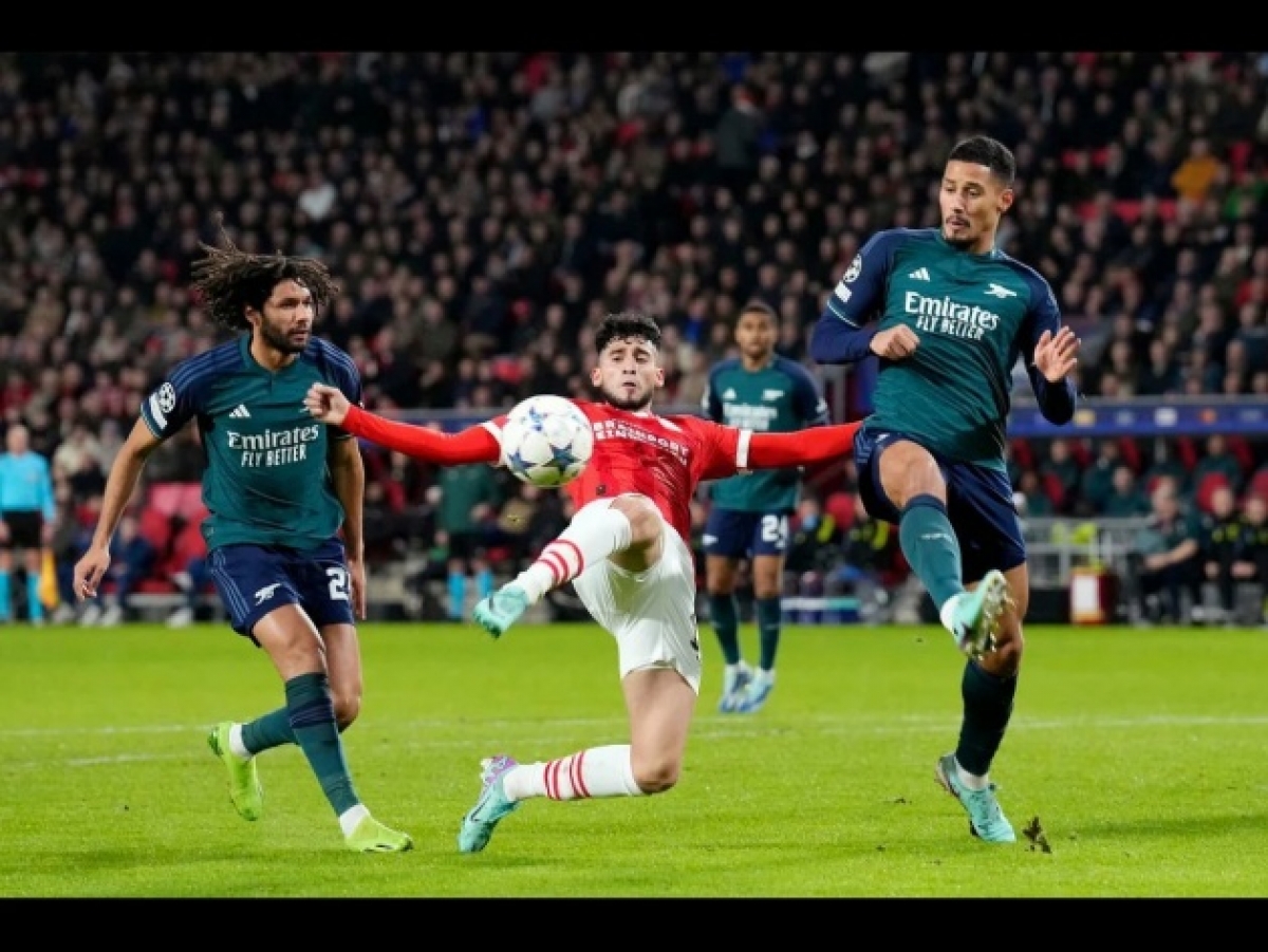 Arsenal và PSV chia điểm ở lượt cuối vòng bảng.