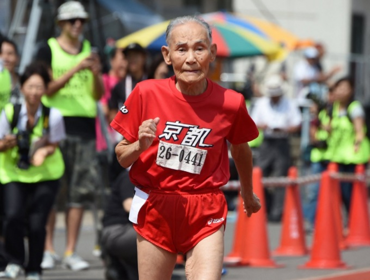 Cụ ông Hidekichi Miyazak, 105 tuổi, chạy 100 mét ở Tokyo năm 2015. Ảnh: AFP