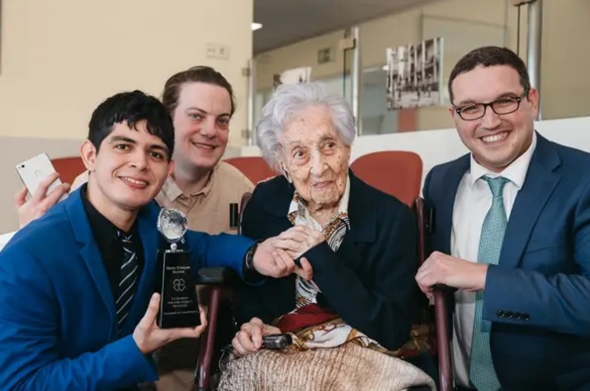 Villatoro và Meyers chụp ảnh cùng María Branyas Morera, người sống lâu nhất trên thế giới.