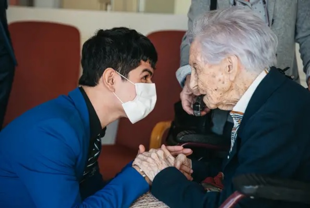 Villatoro chụp ảnh cùng María Branyas Morera, người sống lâu nhất trên thế giới