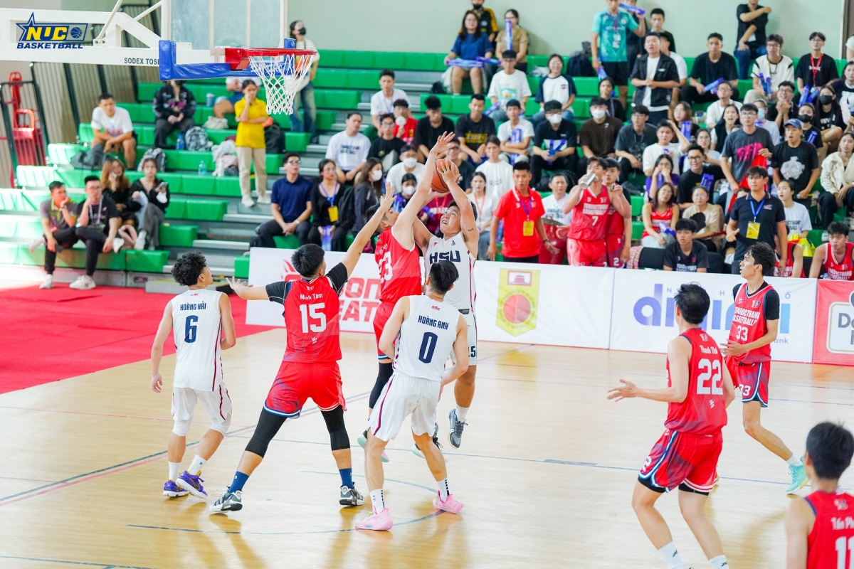 Một trận đấu trong khuôn khổ vòng loại giải bóng rổ Sinh viên toàn quốc 2023