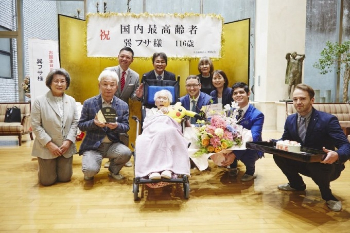 Yumi Yamamoto, thứ ba từ phải sang, cùng các thành viên của LongeviQuest, chúc mừng sinh nhật cụ Fusa Tatsumi (giữa) 116 tuổi hồi đầu năm. Ảnh: LongeviQuest