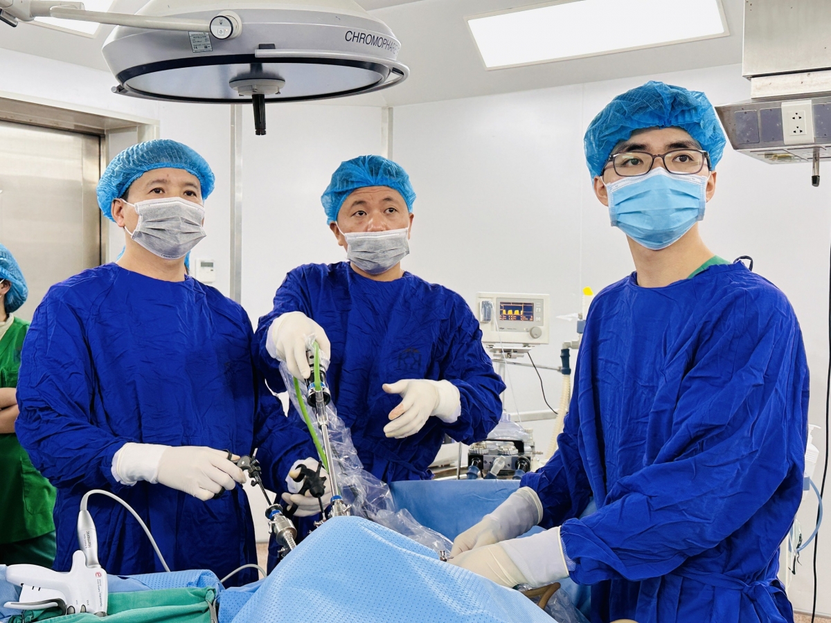 Các bác sĩ Khoa Ngoại Tổng hợp - Bệnh viện Ung bướu Hà Nội đang thực hiện ca phẫu thuật ứng dụng kỹ thuật NOSE cho bệnh nhân ung thư đại trực tràng di căn