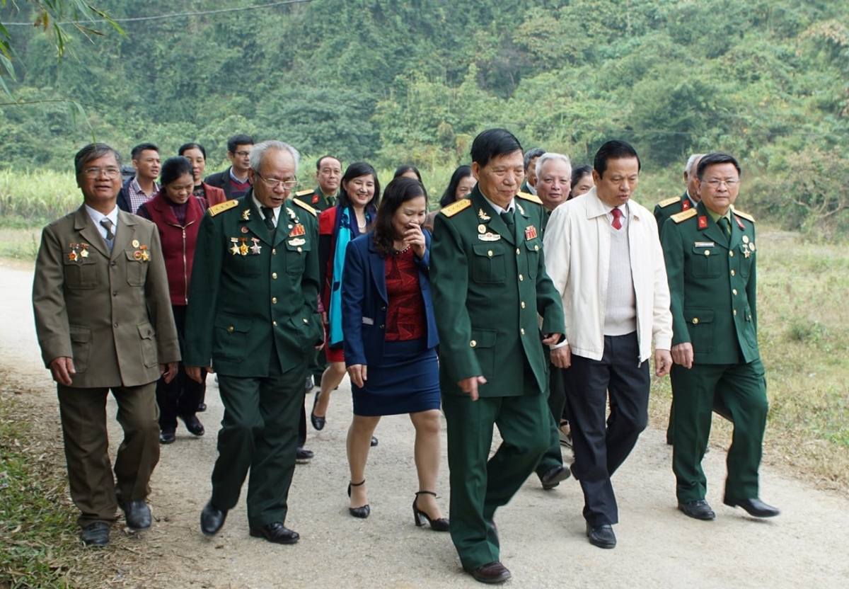 Cựu chiến vinh Vũ Ngọc Bút (mặc quân phục xanh, đứng thứ 2 từ trái sang) trong một lần về thăm đồng đội tại tỉnh Hòa Bình