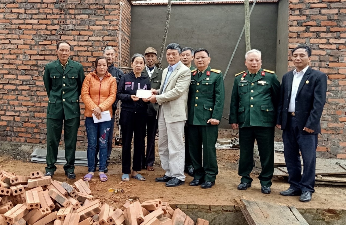 Ông Nguyễn Thành Tín (thứ 2 từ phải sang) còn tích cực tham gia vào hoạt động hỗ trợ đội xây, sửa nhà cho đồng đội có hoàn cảnh khó khăn